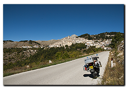 Aprilia Caponord ETV1000 Rally-Raid just below Castel del Monte