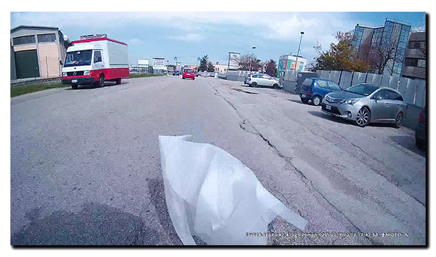 Aprilia Caponord ETV1000 Rally-Raid INNOVV K1 dual camera plastic debris in the road